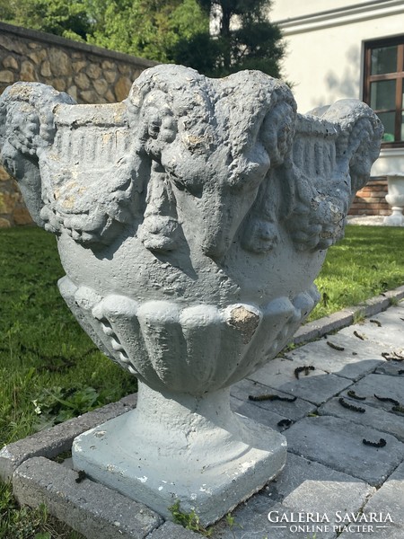 Neoklasszicista kastély kerti váza kosfejekkel