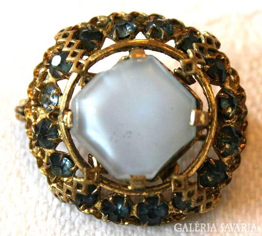 Antique filigree brooch with gilded gemstones
