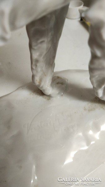 Fehér Herendi porcelán hosszúszőrű vizsla ( Vastagh György)