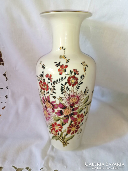 Beautiful vase painted by Zsolnay, master painter
