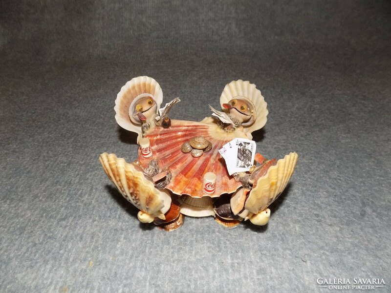 Asztalnál kártyázó békák tengeri kagylóból - Coca cola