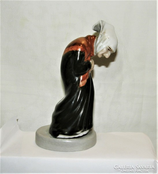 Boszorkány - Aquincumi porcelán figura