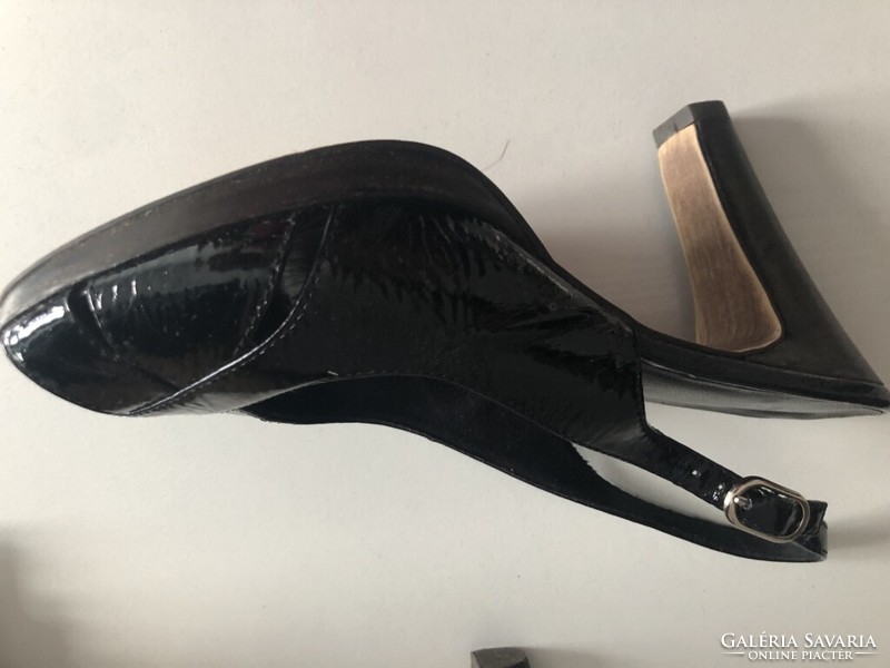 37 -A women's tamaris leather heeled sandals