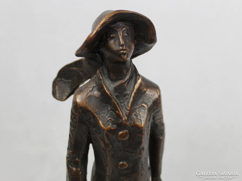 A kalapos nő Bronzirozot szobor