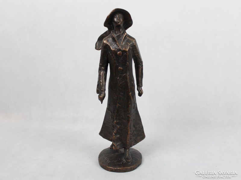 A kalapos nő Bronzirozot szobor