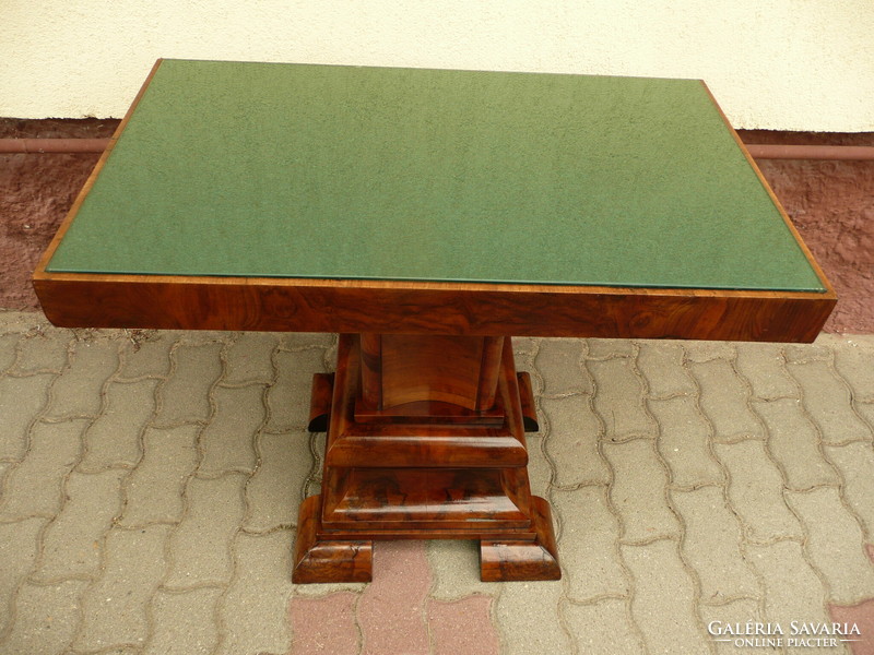 Nagyon ritka, design Art Deco üveges szalon asztal, diógyökér furnérral1930-ból