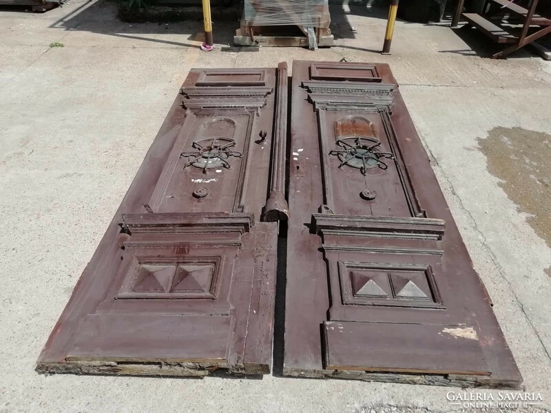 Entrance gate, civil gate of the downtown house, 19th century original main entrance door, iron insert
