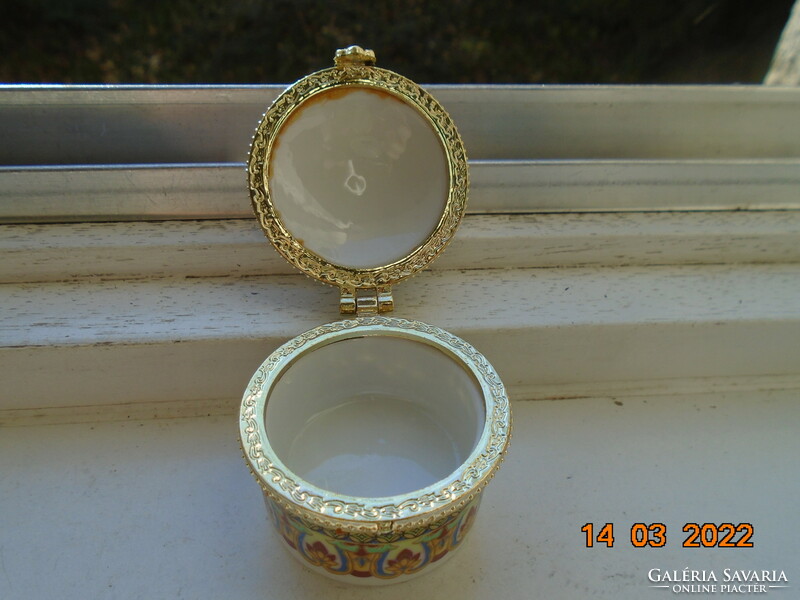 With a traditional Chinese lifestyle, a novel porcelain jewelry holder with a gilded copper rim embossed