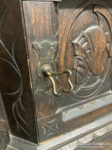 Gótikus sarok asztal dohány szekrénnyel