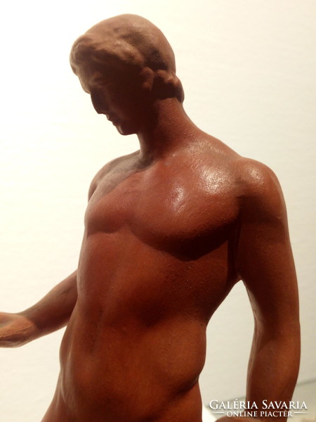 Jelzett, hibátlan, diszkoszvető férfi akt terrakotta szobor