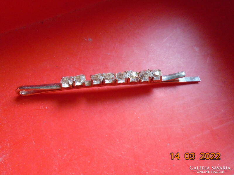 Gold colored hairpin with claw stones