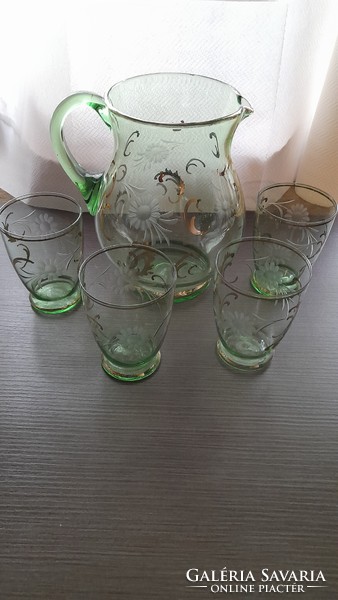 Üveg kancsó poharakkal