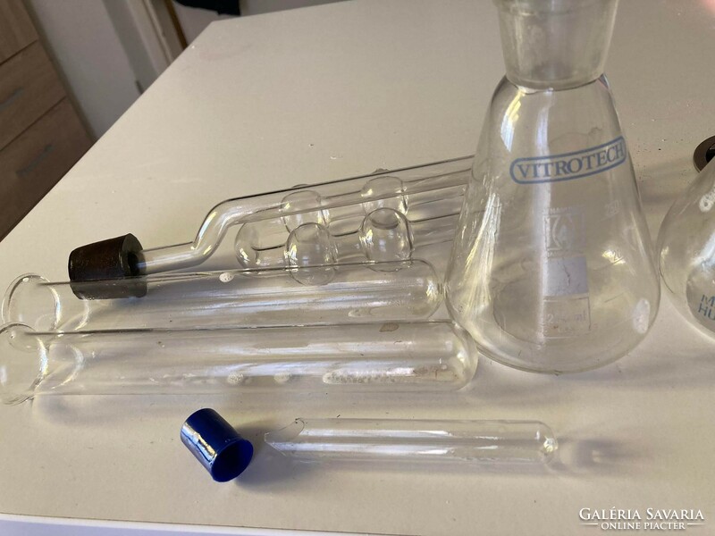 Laboratóriumi labor üvegek egyben