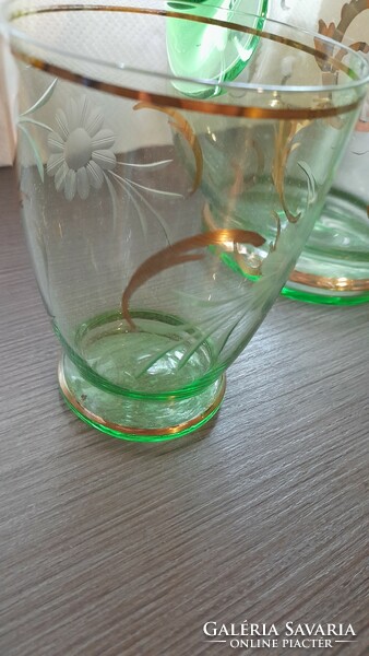 Üveg kancsó poharakkal