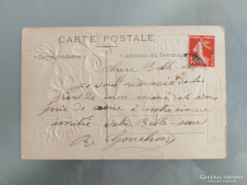 Régi dombornyomott képeslap levelezőlap virágzó lóhere házikó
