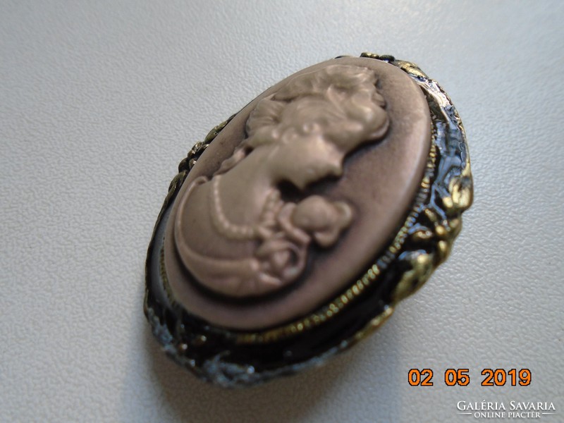 Older cameo brooch 3.5 x 3 cm