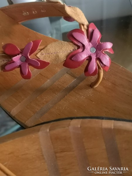 41-42-es fapapucs, mediterrán hangulatú 3D applikált színes bőr virágok, talpán kaucsukhab intarzia