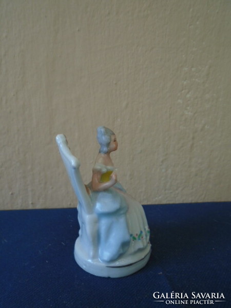 Antik altwien barok  kézzel festett hibátlan miniatűr szobrocska, ülő nő