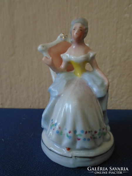 Antik altwien barok  kézzel festett hibátlan miniatűr szobrocska, ülő nő