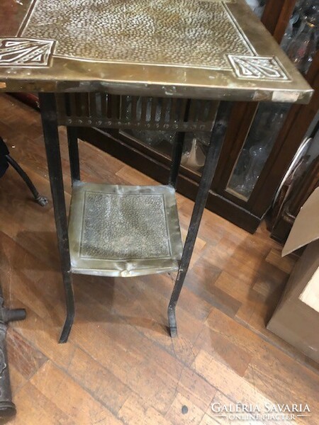 Jugendstil fém asztal, 100 cm magas, 45 x 45 lapméret, ritkaság.rézből
