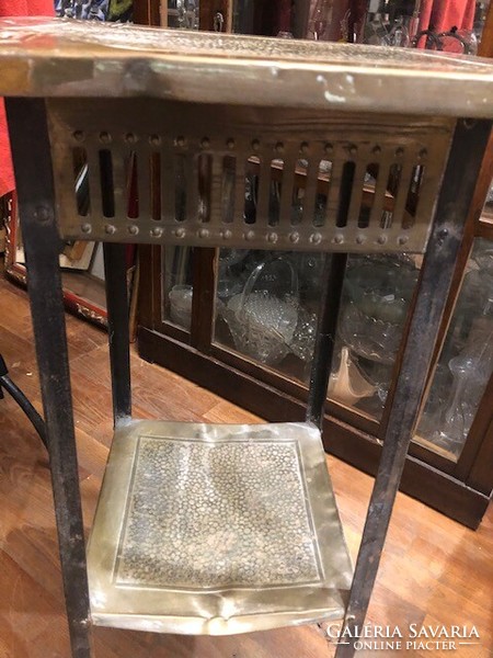 Jugendstil fém asztal, 100 cm magas, 45 x 45 lapméret, ritkaság.rézből