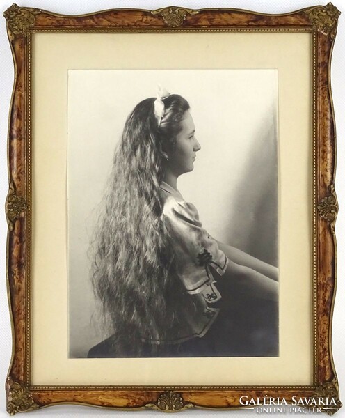 1J384 Old black and white photography young girl half-length portrait in blondel frame
