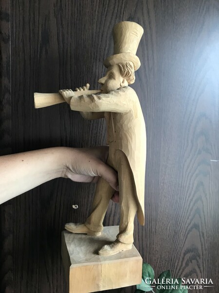 Kézzel faragott fa figura szobor trombitáló férfi kalapban 43 cm