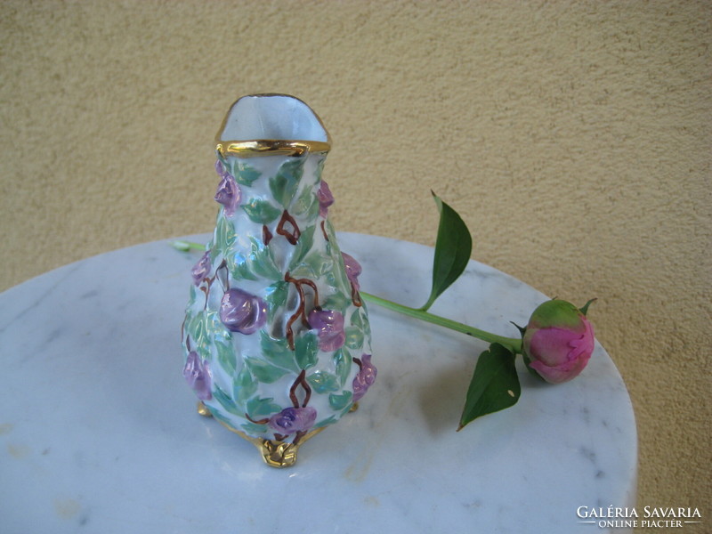 Zsolnay , Nikelsky váza  , szép aranyozással, az 1920 as évekből  10 cm  . Ritka !!