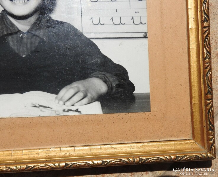 Régi fotó - Kis nebuló az iskolában /  fekete - fehér fénykép régi keretében