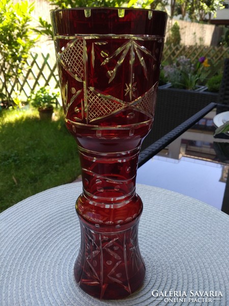 Modern csiszolású és formájú bordó kristály váza