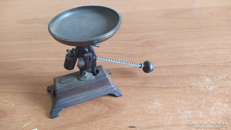 (K) retro figural sharpening scale