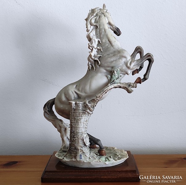 Ritkaság! G. Armani fehér lovas szobor!