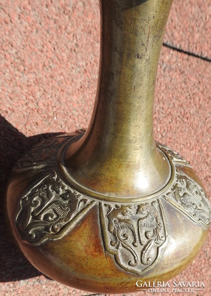 Barabás Lajos -  bronz váza domborított bronz dekorral