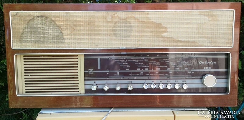 Videoton r 4900 melodyn old radio for sale, found, in pictures condition.
