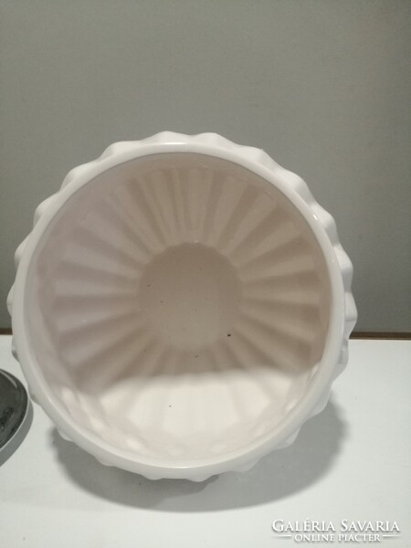 Modern tableware porcelain serving bonbonier. Negotiable !!