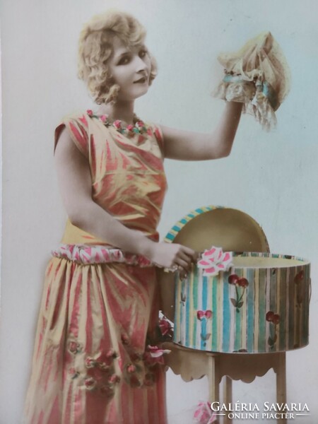 Régi képeslap fotó levelezőlap hölgy kalapdoboz