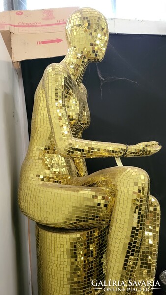 Hokedlin sitting golden human figure design sculpture