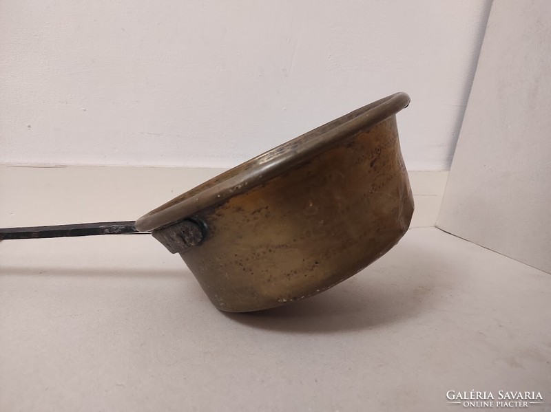 Antik edény konyhai eszköz hosszú kovácsolt vas nyelű sárgaréz 413 5580