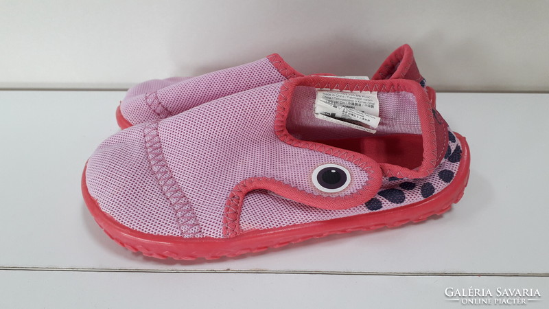 Disposable little girl's water shoes in sizes 26-27