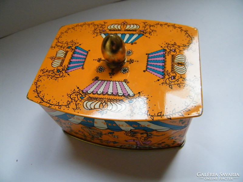 Vintage teapot with tea box