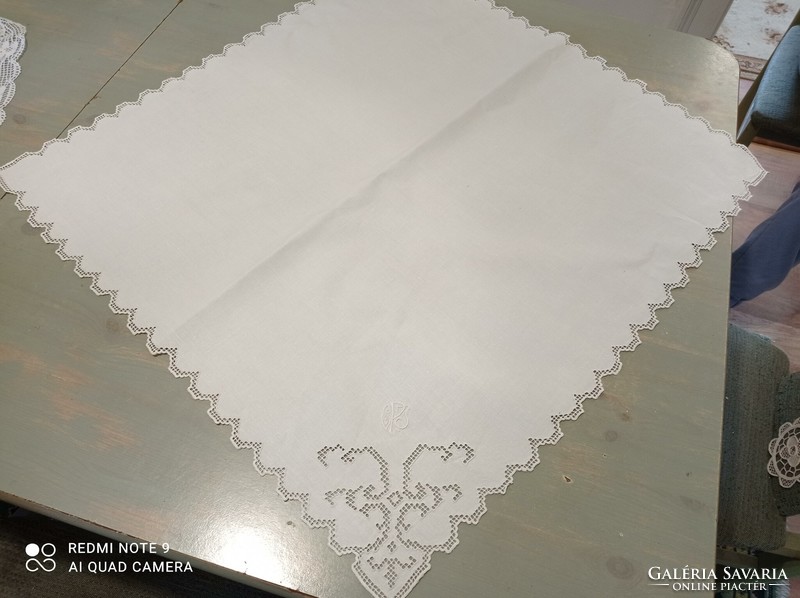 Nice old table tablecloth, centerpiece, 5 pieces