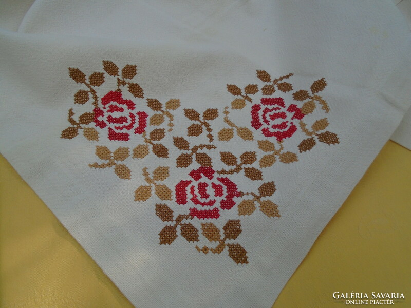 Cross stitch, rose tablecloth 96 x 107 cm
