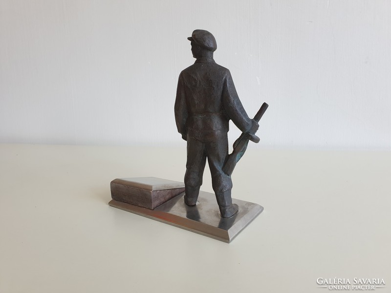 Old retro laborer relic memorial bronze statue laborer souvenir