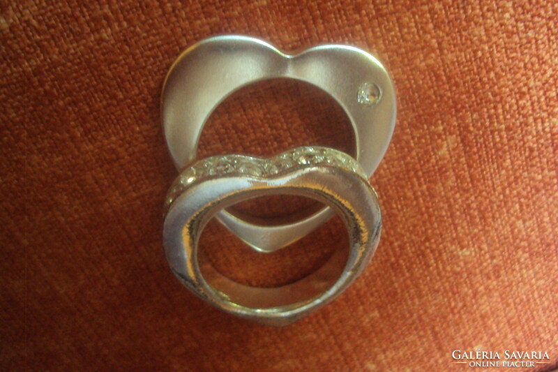 A special pair of heart-shaped, silver-plated bisque fashion rings.