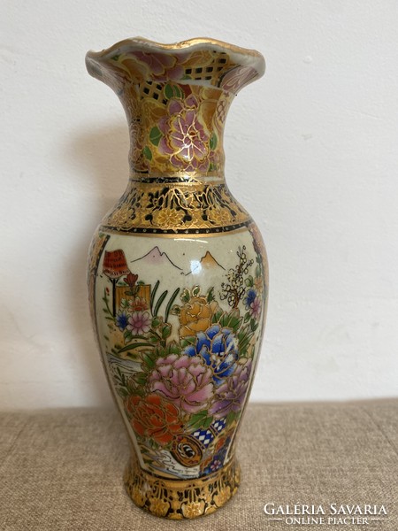 Beautiful Chinese vase with wavy edges 16