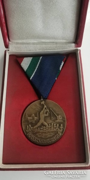 1970. 'Flood Protection Medal' br award on chest strap in box