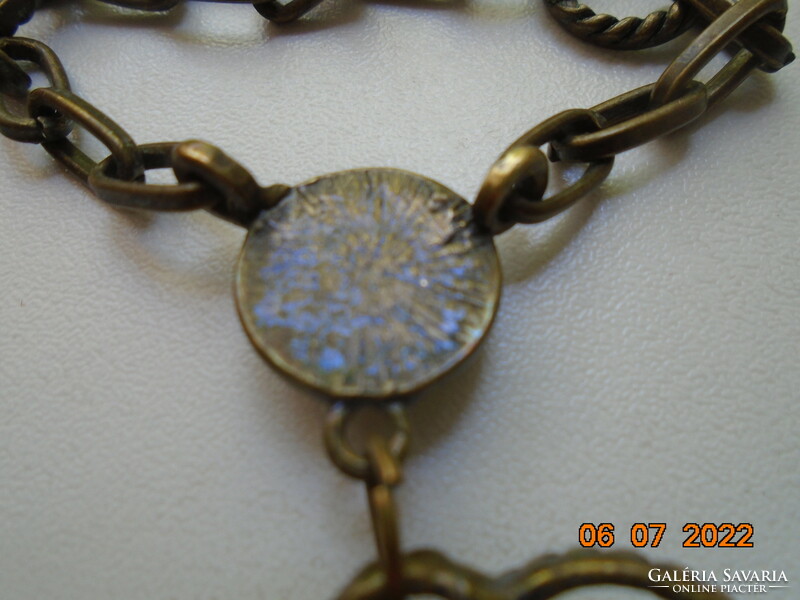 Antik bronz medál csiszolt kövekkel bronz lánccal
