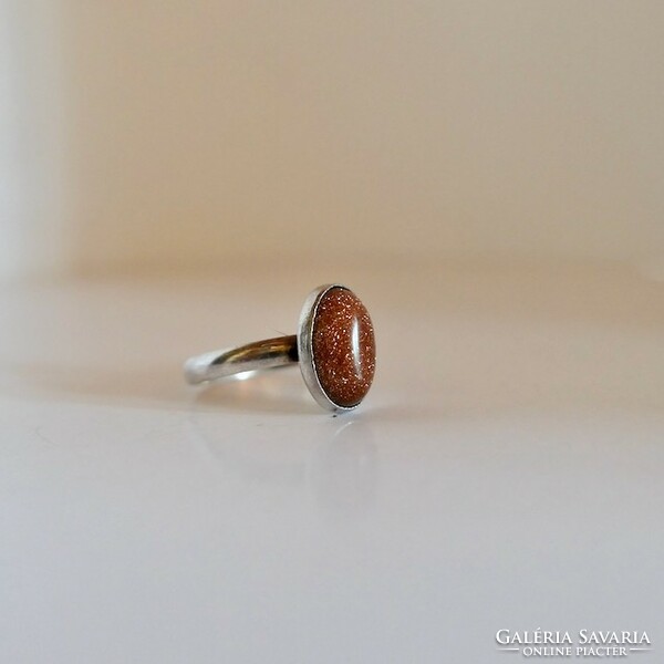 Ezüst gyűrű, barna színű kővel