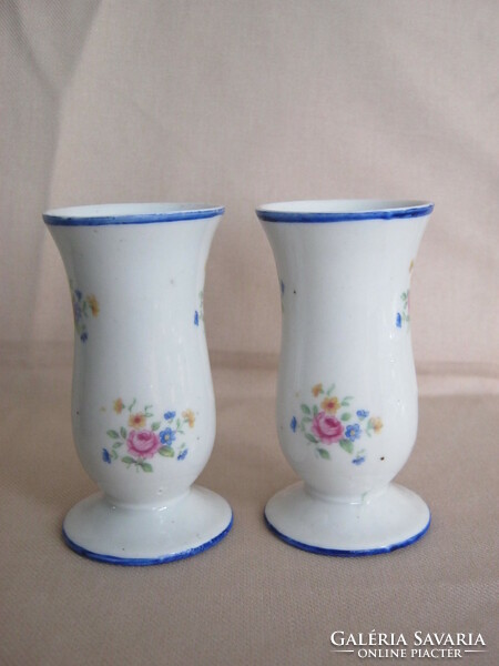 Couple in porcelain vase decorated with small flowers