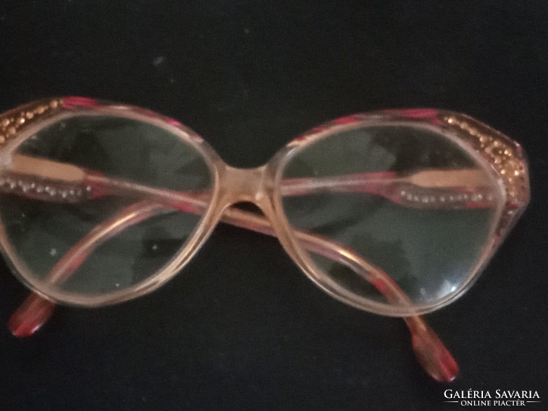 Különleges szemüveg az 1970-es évekből